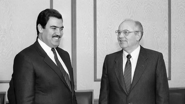 સોવિયેત સંઘના રાષ્ટ્રપતિ મિખાઇલ ગોર્વાચોવ સાથે અફઘાનિસ્તાનના રાષ્ટ્રપતિ (ડાબે) નજીબુલ્લાહ