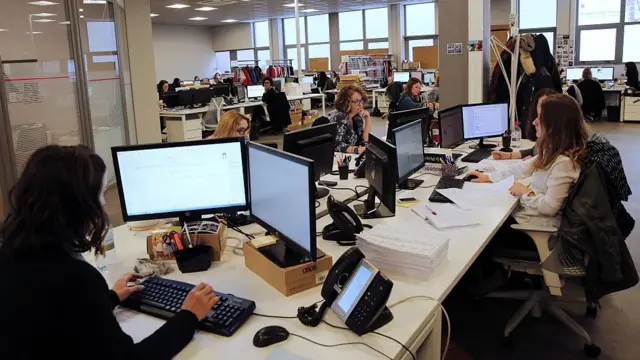 ఇంటర్నెట్‌పై పనిచేస్తున్న ఉద్యోగులు