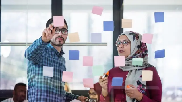 Profissionais colando post-it