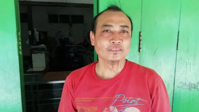 Parnadi sempat bersembunyi di kamar mandi bersama delapan karyawannya ketika oknum perusuh merusak kios fotokopinya, Senin (19/08)