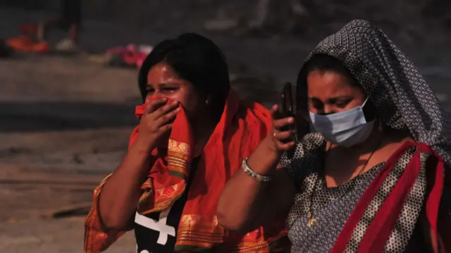 উত্তরপ্রদেশে গঙ্গাতীরে কোভিডে মৃত স্বজনের দাহ করাতে আসা দুজন আত্মীয়া