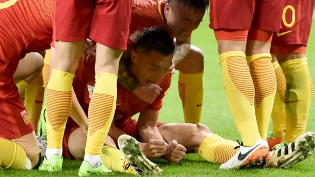 3月23日,中國隊球員於大寶(下)與隊友慶祝進球