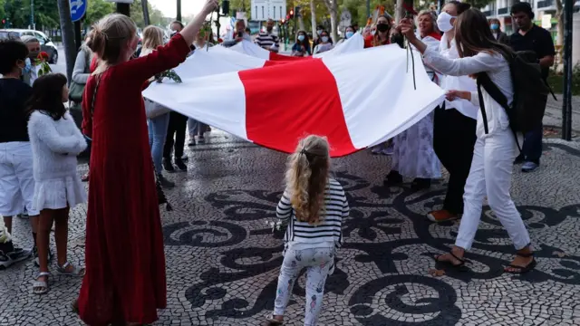 женщины на демонстрации в Лиссабоне