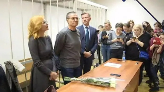 诉讼开始前，尤利卡耶夫收到一把白玫瑰。"我不知道是谁给的，他们说是一个仰慕者，希望我老婆不要发现！", 他打趣说道。