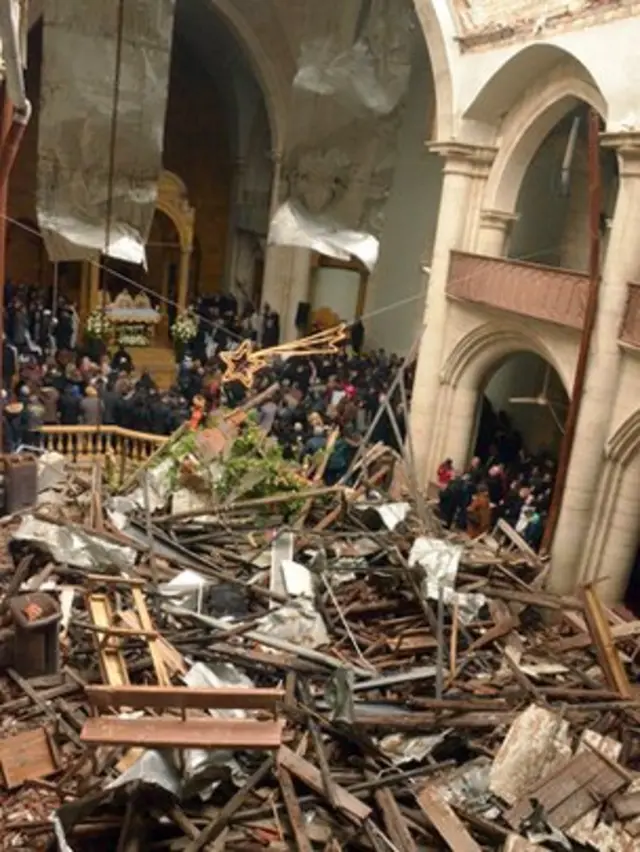Suriyeli Hristiyanlar, Halep’teki savaşta büyük zarar gören Saint Elias Katolik Kilisesi’ndeki ayine katılıyorlar