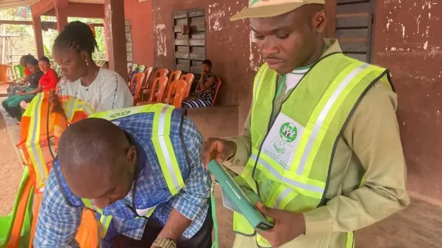 Ndị ọrụ Inec na-ahazị ebe aga-eme ntuliaka n'Anambra 8.21am