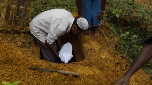 রোহিঙ্গা শিশুকে কবর দেয়া হচ্ছে