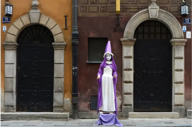 在波兰，能利用现有体制办成事，在全国很受尊重。