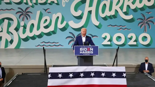 جو بايدن أثناء إلقاء كلمته أمام حشود في فلوريدا