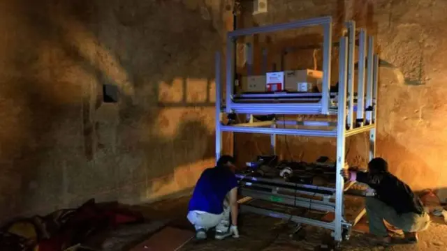 เครื่องตรวจจับอนุภาคมิวออนถูกติดตั้งไว้ใต้พื้นที่ซึ่งนักโบราณคดีสนใจศึกษา