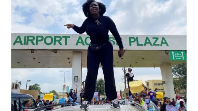 Ku wa mbere, mu murwa mukuru w'ubucuruzi wa Nigeria ari wo Lagos, umugore wigaragambya ahagaze hejuru y'imodoka asaba leta kugira icyo ikora ku bikorwa by'urugomo bya polisi...