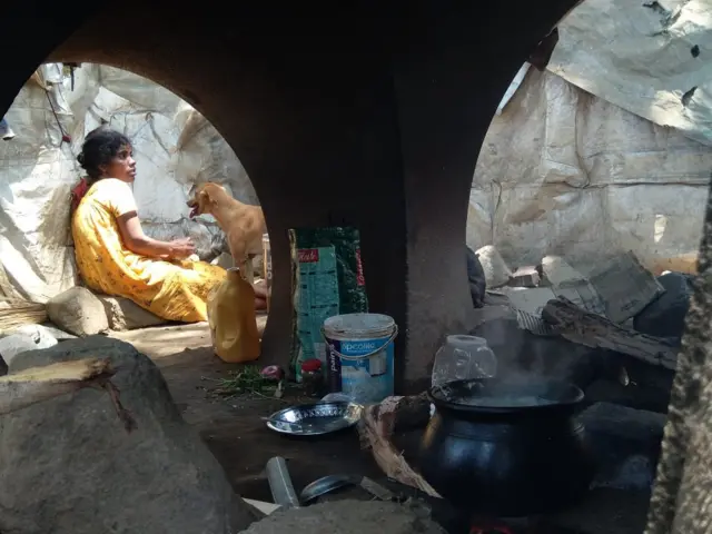 கொரோனா ஊரடங்கால் உணவில்லை: மும்பை காட்டுக்குள் தவிக்கும் தமிழர்கள்