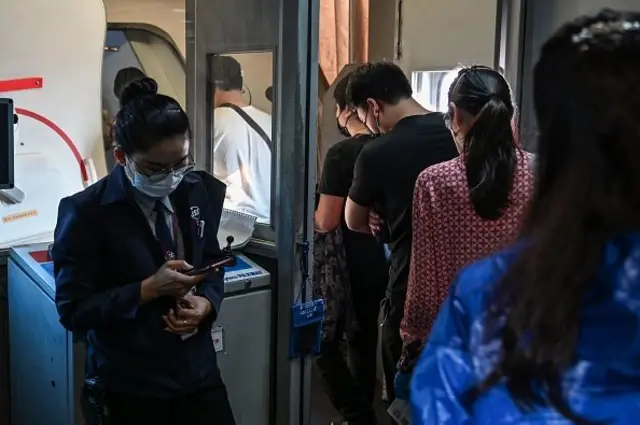 คนเดินขึ้นเครื่องบิน