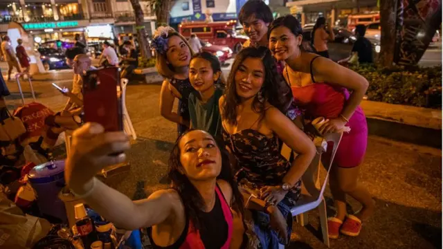 தாய்லாந்தில் தொழிலாளர் தினத்தில் ஃபேஷன் ஷோ நடத்திய பாலியல் தொழிலாளர்கள்.