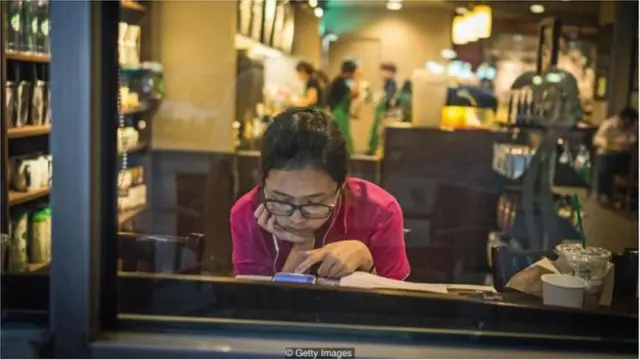 स्मार्ट फोनमध्ये लोकांचं सतत लक्ष असतं