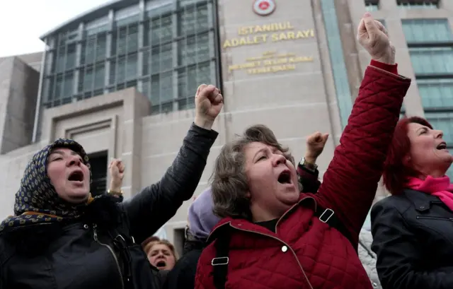 Referandum sonucuna itiraz edenler Türkiye'deki pek çok kentte eylemler düzenliyor