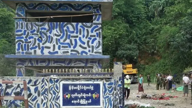 နောင်ရွှေရွာကနေအကူညီတောင်းလို့ အခုလာခေါ်တာ၊ ကူညီရေးအသင်း ၂ခုက၊ အရေအတွက်ကိုတော့ အတိအကျမသိရသေးဘူး။ အခုကားပေါ်တက်နေကြတာ