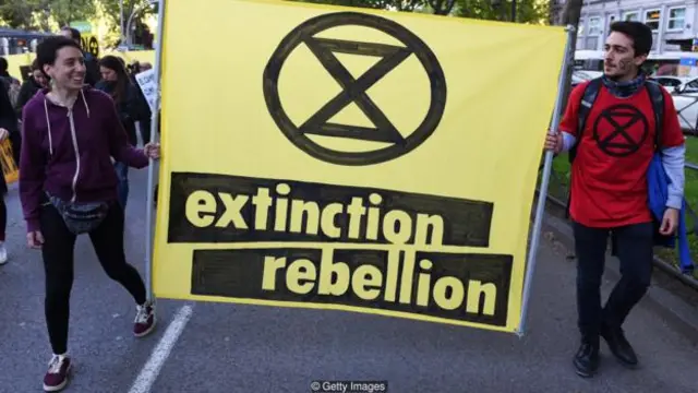 Phong trào 'Extinction Rebellion' muốn các chính phủ "nói sự thật" về quy mô của cuộc khủng hoảng khí hậu và ban hành luật để cắt giảm lượng khí thải carbon xuống mức 0 vào năm 2025