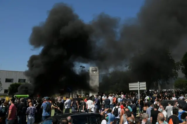 کارگران کارخانه نیسان در بارسلونا در اعتراض به تعطیلی این کارخانه تظاهرات کردند