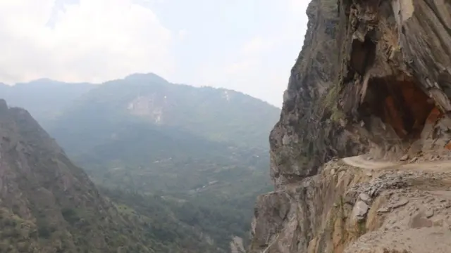 भारतको पिथौरागढ जिल्लाको गर्वाधारबाट सुरु भई नेपालको लिपुलेक हुँदै चीनको मानसरोवर जोड्नेगरी भारतले निर्माण गरेको विवादित सडक