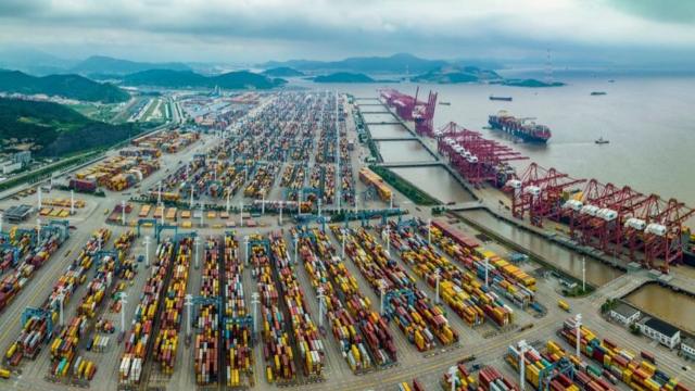 中國寧波舟山港的貨櫃碼頭。