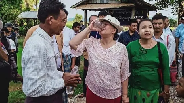 စစ်ဆေးတိုင်းတာချက်တွေအရ ရေတွင်းများမှ ရေများ သောက်လို့ရကြောင်း ဝန်ကြီးချုပ်က လက်တွေ့သောက်သုံးပြ