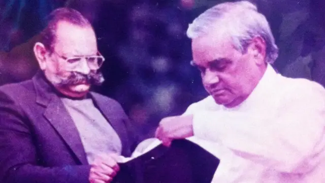 शिव कुमार यांच्याबरोबर वाजपेयी