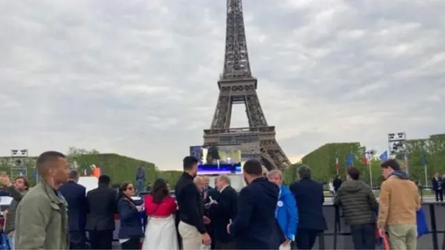Awọn oludibo n ko ara jọ si agbegbe opo Eiffel Tower