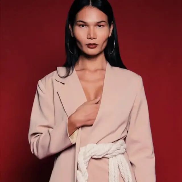 Mimi Tao có làn da nâu, gò má cao, khuôn hàm rộng - một khuôn mặt rất high-fashion