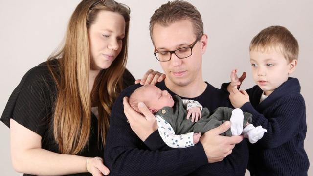 Baby photos: Should Bounty be allowed to snap newborns? - BBC News