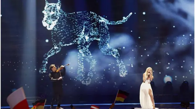 Кася Moш з Польщі заспівала на "Євробаченні-2017" пісню "Flashlight" ("Ліхтар") зі скрипалем і надзвичайними спецефектами