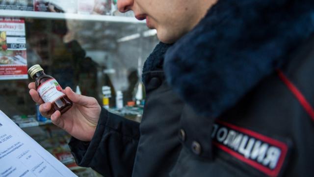 Полицейский проверяет киоск, в котором продается настойка боярышника
