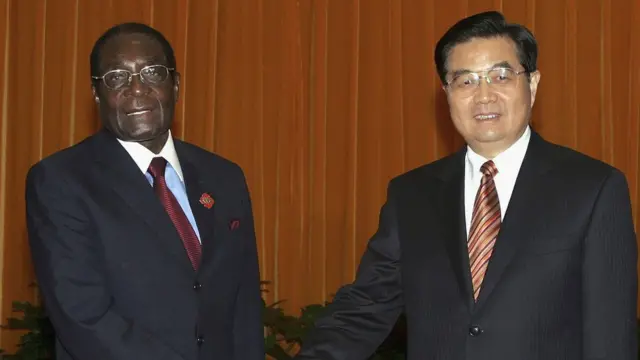 穆加贝跟胡锦涛握手