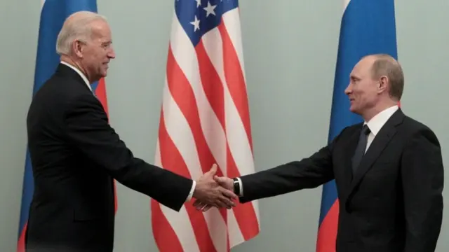 Putin cumprimentando o vice-presidente dos EUA, Biden, durantenovibet ownerreuniãonovibet ownerMoscounovibet ownermarçonovibet owner2011.