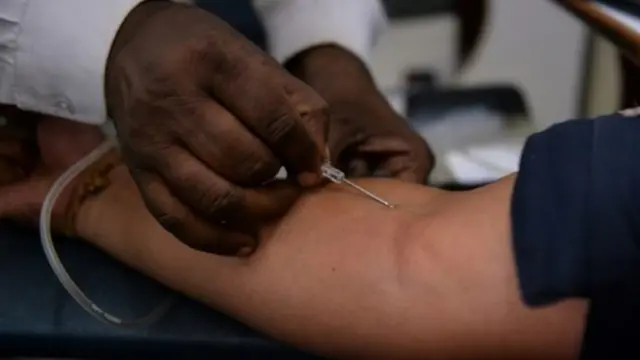 Une personne recevant une piqûre