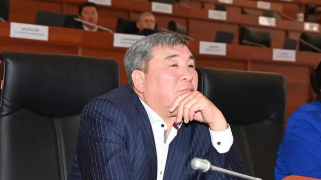 Рыскелди Момбеков "Кумтөрдүн" айланасындагы окуяларга өзгөчө пикирин билдирген.