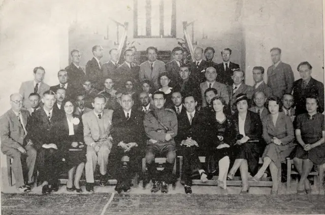 سرتیپ غلامحسین مین‌باشیان (در میانه ردیف یکم)، مدیر وقت هنرستان عالی موسیقی و نخستین رهبر یک ارکستر سمفونیک در ایران، همراه با همکارانش. بسیاری از آثار مین‌باشیان مفقود شده‌اند - عکس: مجله موسیقی، خرداد ۱۳۱۹