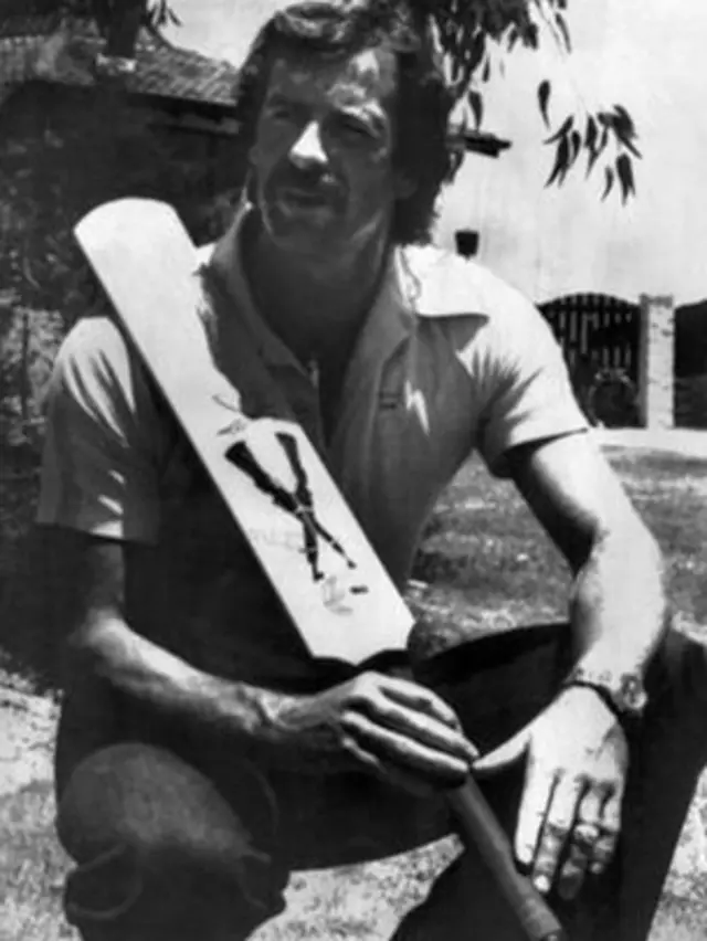 அலுமினியம் பேட்டோடு ஆஸ்திரேலிய கிரிக்கெட் வீரர் டென்னிஸ் லில்லி. 1979ம் ஆண்டு எடுக்கப்பட்ட புகைப்படம்.