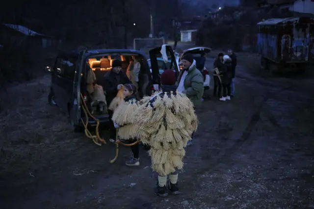 aTokom popodnevnih časova meštani se okupljaju u centru sela gde oblače kostime. U kostimiranim povorkama učestvuju svi, uključujući žene i decu. Surva predstavlja najznačajniji događaj u toku godine za stanovnike ovog dela Bugarske i ima veliki značaj za identitet lokalnih zajednica.