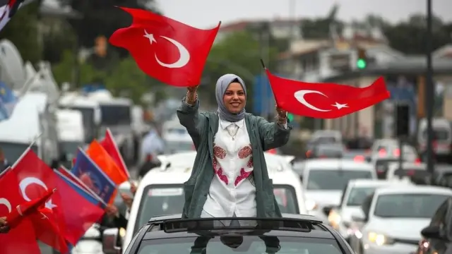 Türkiyəli qadın maşının üzərindən Türkiyə bayrağı dalğalandırır