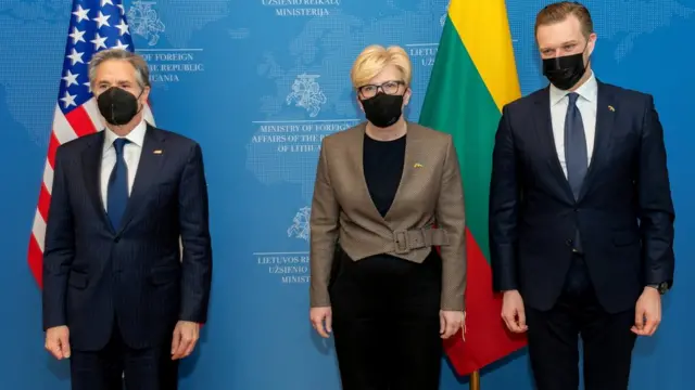 بلينكن مع رئيسة وزراء ليتوانيا ووزير خارجيتها.