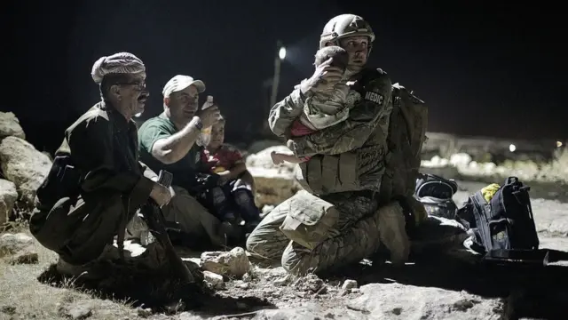 Médico do Exército dos EUA segura bebê