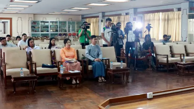 အခြားနေ့စဉ်ထုတ်သတင်းစာ၊ အပတ်စဉ်ထုတ်ဂျာနယ်က သတင်းသမားတွေကတော့ အဲဒီတင်ပြတဲ့ အကြောင်းအရာအောက်မှာ သတင်းစာရှင်းလင်းပွဲကို မသိခဲ့ရတာ၊ မဖိတ်ကြားတာနဲ့ နီးစပ်ရာကိုသာ ခေါ်ပြီး ရှင်းလင်းတာ အစရှိသဖြင့် ဝေဖန်ပြောဆိုကြပါတယ်။