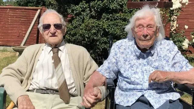 牽手是兩人保持幸福持久婚姻的秘訣之一。