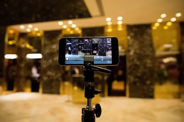 Celular listo para emitir en Facebook Live.