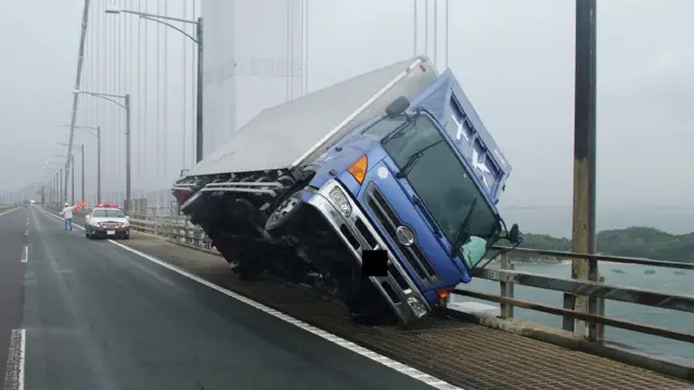 Вантажівка, яку нахилиив вітер, на мосту