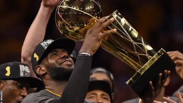 LeBron James tenant le trophée du championnat NBA en 2016