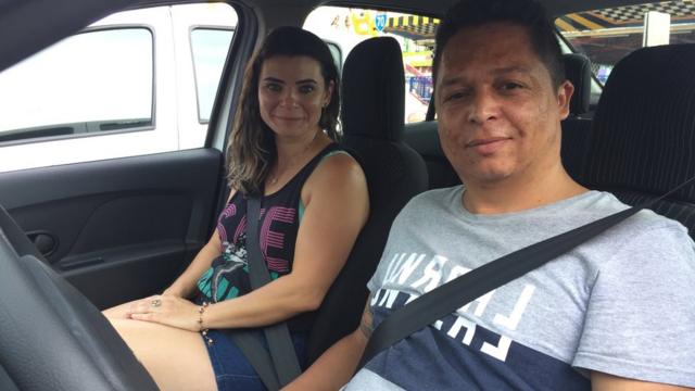 O casal Rafaela Machado e Elisangelo Sena divide o carro para fazer, cada um, jornadascomo fazer aposta no app da caixa12 horas diáriascomo fazer aposta no app da caixaaplicativoscomo fazer aposta no app da caixatransporte, como Uber e 99