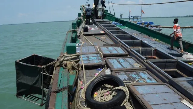 Warga Aceh menaiki kapal yang sempat mengangkut migran dari Sri Lanka namun rusak dan terdampar di Aceh.