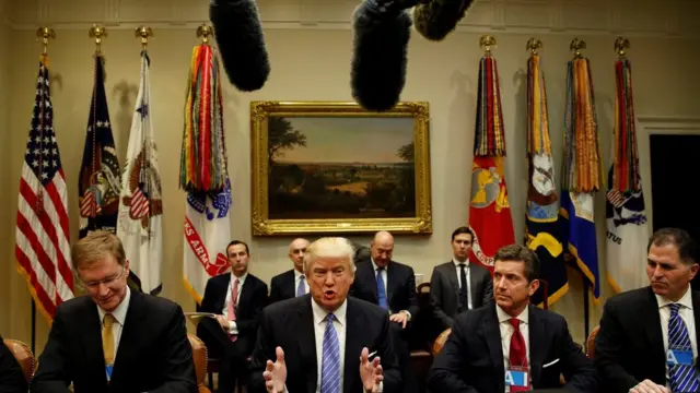 โดนัลด์ ทรัมป์ (กลาง)